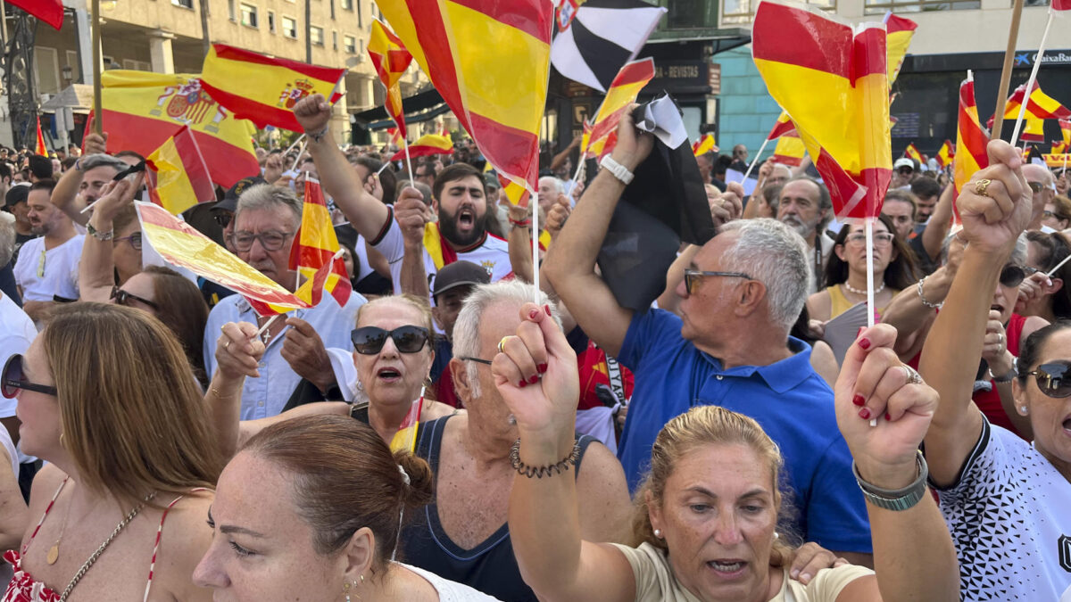 CEUTA, 09/08/2026.- Miles de ceutíes han salido este domingo a la calle en una multitudinaria manifestación para reclamar una respuesta ante la grave situación que atraviesa esta ciudad española situada en el norte de África tras la entrada masiva de migrantes el pasado 30 de julio. EFE/Reduan