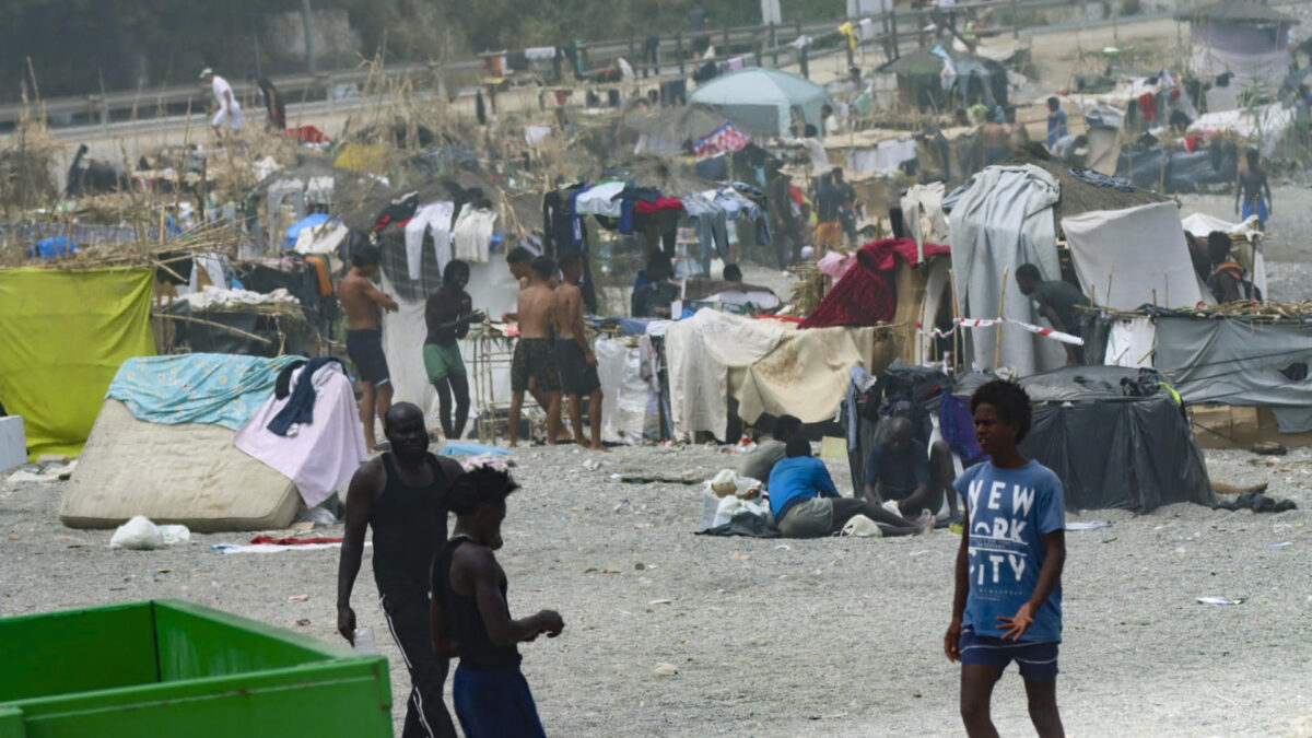 CEUTA, 14/08/2026.- Vista de la playa El Trampolín de Ceuta donde se encuentran los migrantes que llegaron a la playa del Tarajal. La entrada masiva de migrantes desde Marruecos a Ceuta, el 30 de julio, ha provocado una tragedia sin precedentes en esta frontera, con más de 70.000 personas que cruzaron a pie o nado al enclave español; 141 muertos, según organizaciones humanitarias, y tensiones entre Madrid y Rabat. EFE/ Reduan