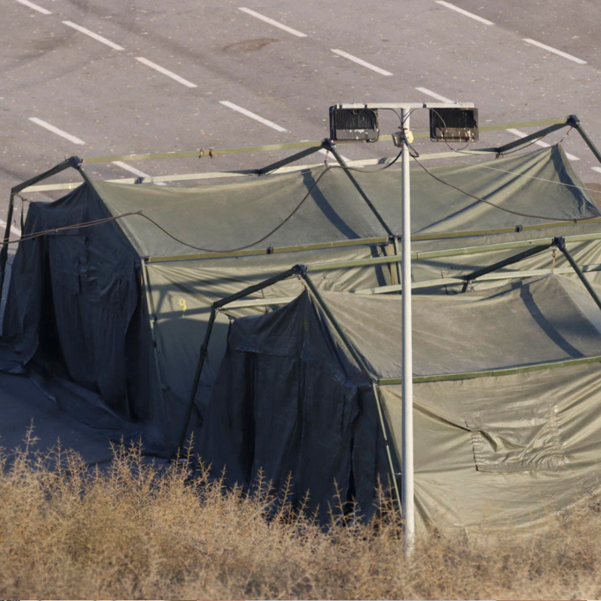 Los trabajos para habilitar nuevos espacios de acogida temporal de inmigrantes en Ceuta.