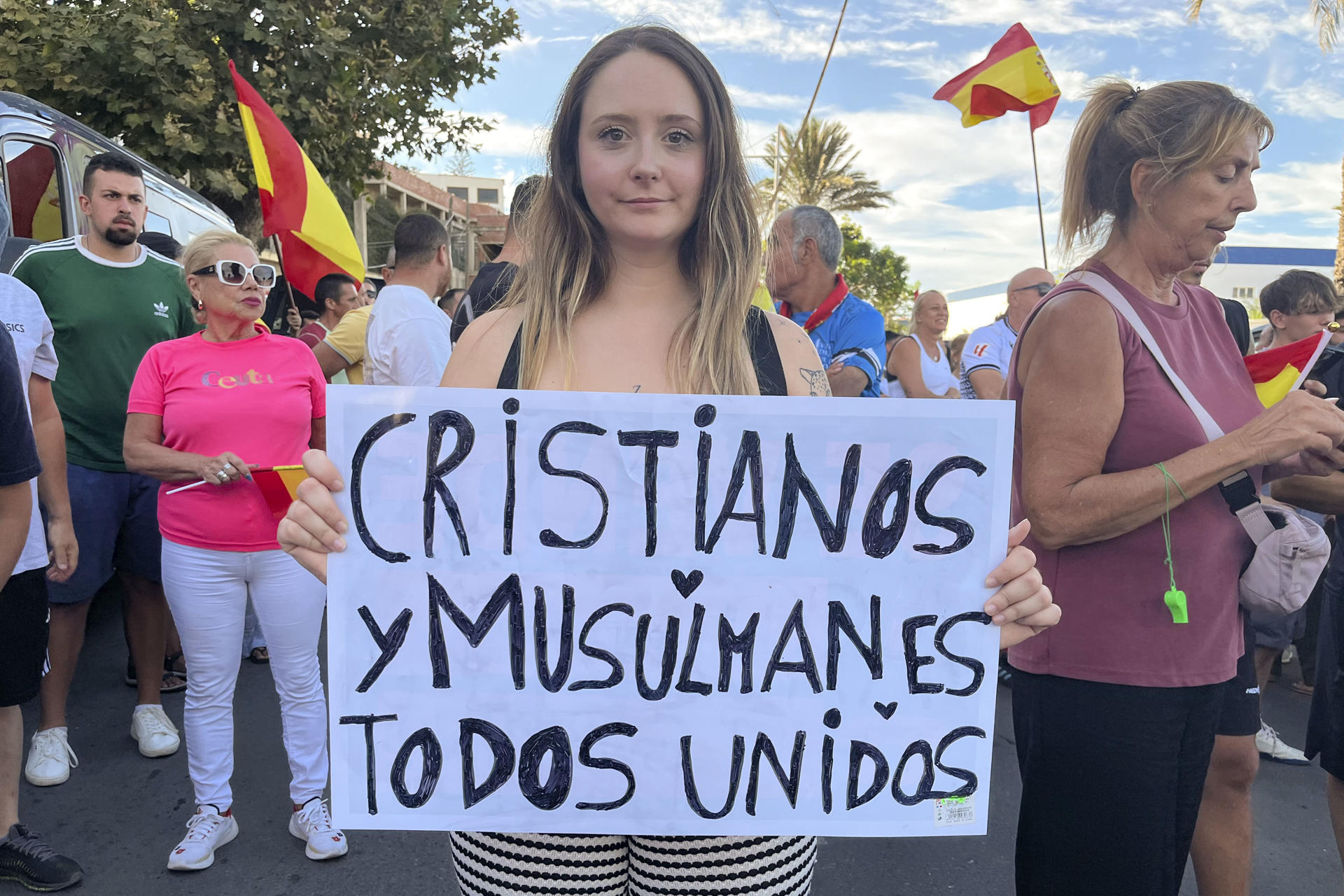 CEUTA, 27/08/2026.- Una chica sostiene una pancarta en una concentración ciudadana este jueves en Ceuta. EFE/Reduan