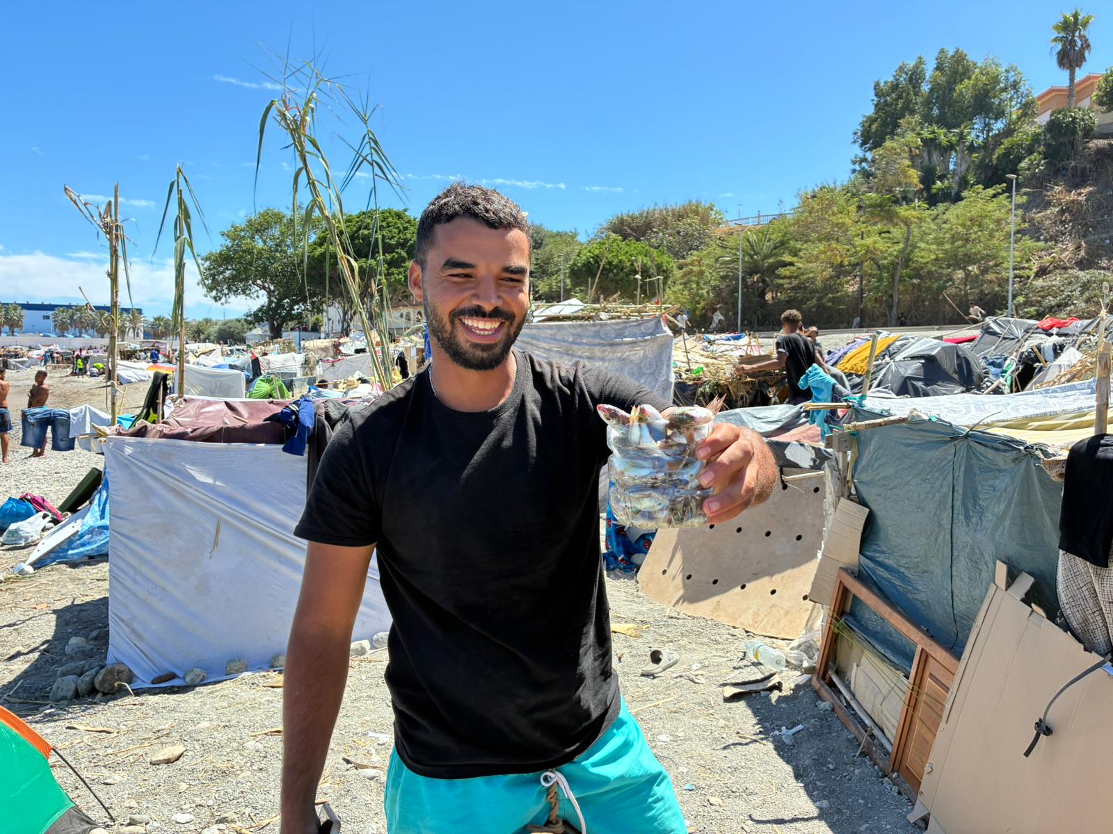 Saad, de 24 años, muestra lo que ha pescado en la playa del Trampolín, en Ceuta. María Serrano