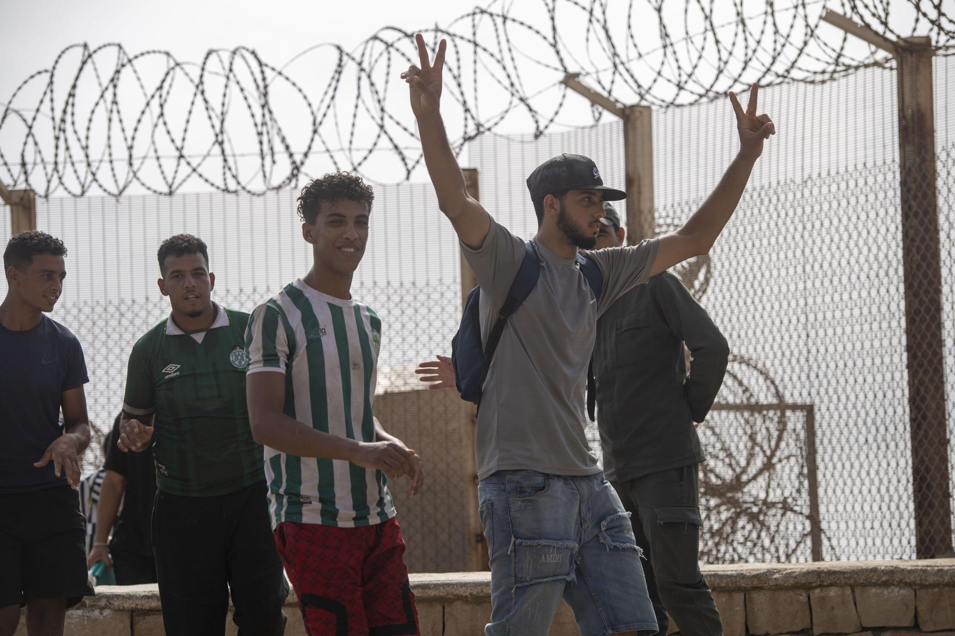 FNIDEQ (Morocco), 01/08/2026.- A group of undocumented migrants who returned from the Spanish enclave of Ceuta gather at the Bab Sebta border crossing near Fnideq, Morocco, 01 August 2026. The mass crossing prompted unrest and clashes near the border as Moroccan security forces sought to prevent further attempts to enter Ceuta. (Marruecos) EFE/EPA/JALAL MORCHIDI