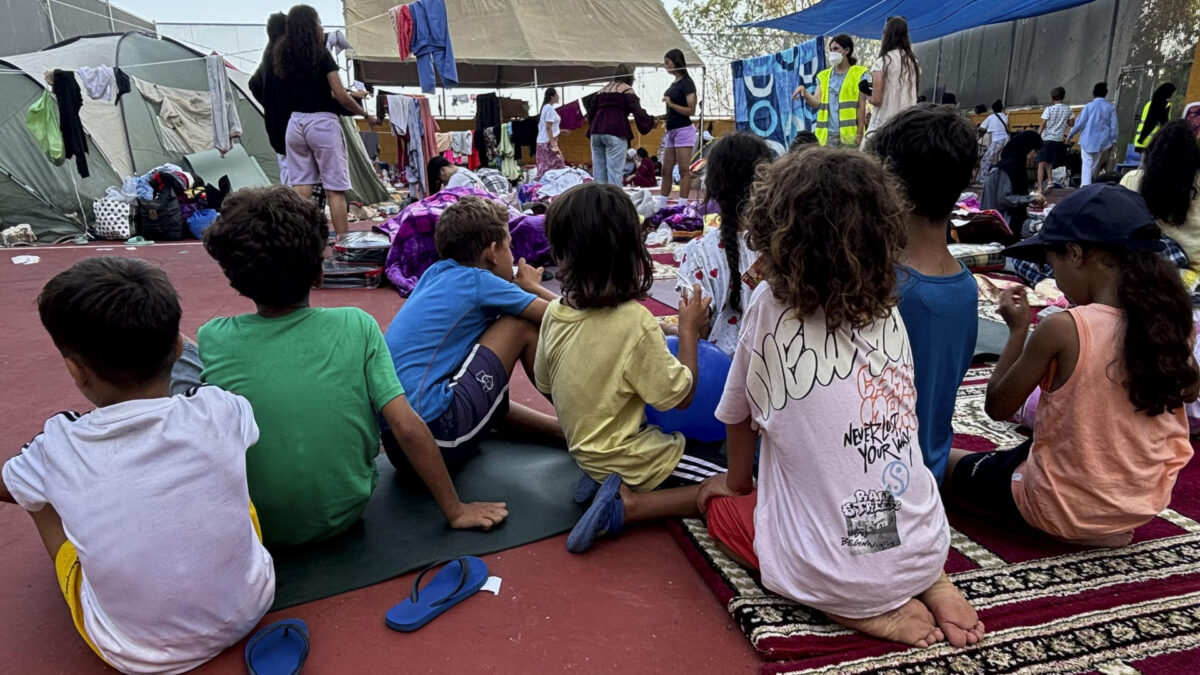 CEUTA, 09/08/2026.- Decenas de madres, jóvenes y niñas que han decidido establecerse, de manera temporal para sentirse más seguras, en el espacio habilitado por la Asociación de Vecinos de Sidi Embarel, un campo de fútbol al aire libre en la barriada de La Reina, en la periferia de Ceuta. Se tumban en el suelo para descansar, sobre mantas que han cedido los vecinos o alfombras que una mezquita les ha dejado. Hay mucha precariedad: no disponen de duchas, solo tienen un baño y la mayor parte del recinto no cuenta con sombra a pesar del fuerte sol en las horas centrales del día. A pesar de las carencias, para Wiam que tiene de 23 años y llegó a la ciudad nadando,, compartir espacio de forma exclusiva con otras mujeres y niños ha sido determinante para superar el impacto emocional de la travesía."Mi padre quería abusar de mí en Marruecos y me amenazó con matarme si volvía. Necesitaba huir de él y cambiar mi vida", relata a EFE sobre la pesadilla de la que logró escapar. EFE/Laura Rincón En las fotos aparecen mujeres que están durmiendo en el espacio habilitado por la Asociación de Vecinos de Sidi Embarel, un campo de fútbol al aire libre donde han colocado algunas tiendas de campaña, mantas y alfombras. Hay más de 300 mujeres cada noche ahí. EFE/Laura Rincón