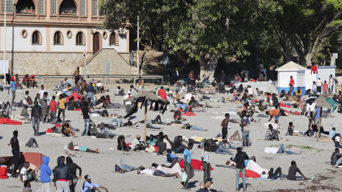 Migrantes en la playa de El trampolín en Ceuta este martes. La frontera del Tarajal que separa Ceuta de Marruecos ha amanecido este martes con tranquilidad ya que no se han registrado nuevos intentos de entrada por el espigón fronterizo, si bien el retorno de personas de forma voluntaria a Marruecos ya se está produciendo con cuentagotas. EFE/Reduán