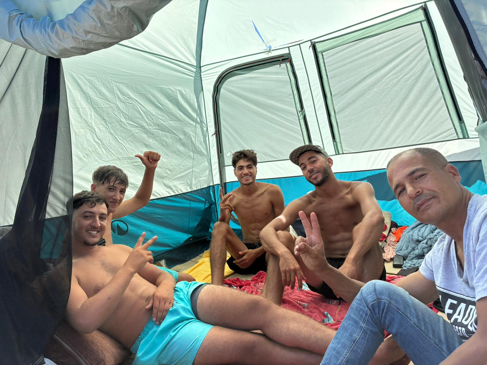 Algunos de los migrantes han conseguido adquirir tiendas de campaña para dormir en la playa de El Trampolín, en Ceuta. María Serrano