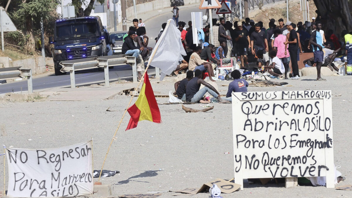CEUTA, 18/08/2026.- Situación este martes en la playa del Trampolín de Ceuta. Más de un centenar de inmigrantes acampados en la playa del Trampolín, en Ceuta, tras atravesar la frontera de Marruecos el pasado 30 de julio iniciaron el lunes una huelga de hambre para pedir asilo en España y han asegurado que solo buscan "una vida buena". EFE/Reduan