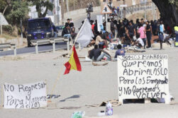 CEUTA, 18/08/2026.- Situación este martes en la playa del Trampolín de Ceuta. Más de un centenar de inmigrantes acampados en la playa del Trampolín, en Ceuta, tras atravesar la frontera de Marruecos el pasado 30 de julio iniciaron el lunes una huelga de hambre para pedir asilo en España y han asegurado que solo buscan "una vida buena". EFE/Reduan
