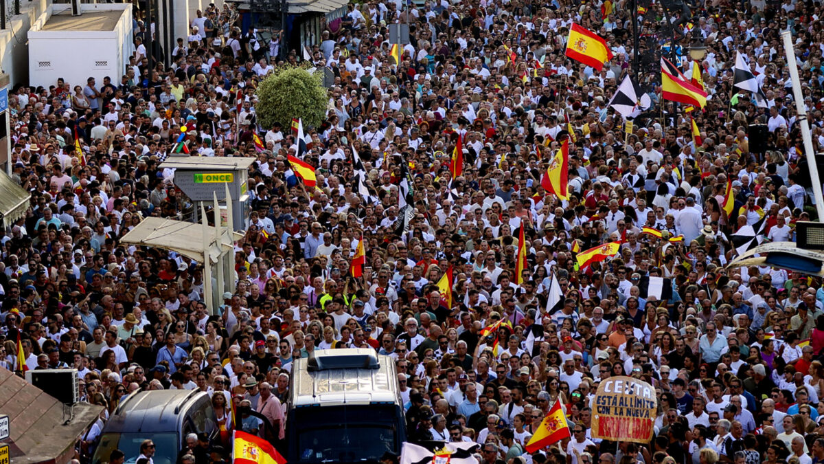 CEUTA (ESPAÑA), 09/08/2026.- Miles de ceutíes han comenzado a concentrarse este domingo, en la Plaza de la Constitución de Ceuta en una multitudinaria manifestación convocada por las cuatro comunidades religiosas de la ciudad bajo el lema Basta ya. Ceuta no se rinde, para reclamar una respuesta ante la crisis migratoria desencadenada por la entrada masiva del pasado 30 de julio. La concentración, que ha arrancado a las 20.00 horas, reúne a ciudadanos de distintos barrios y sensibilidades en una convocatoria que sus organizadores han querido mantener al margen de partidos políticos e ideologías y que pretende lanzar un mensaje de unidad de la sociedad ceutí ante una situación que ha dejado 83 fallecidos, según los últimos datos facilitados. EFE/ Reduan