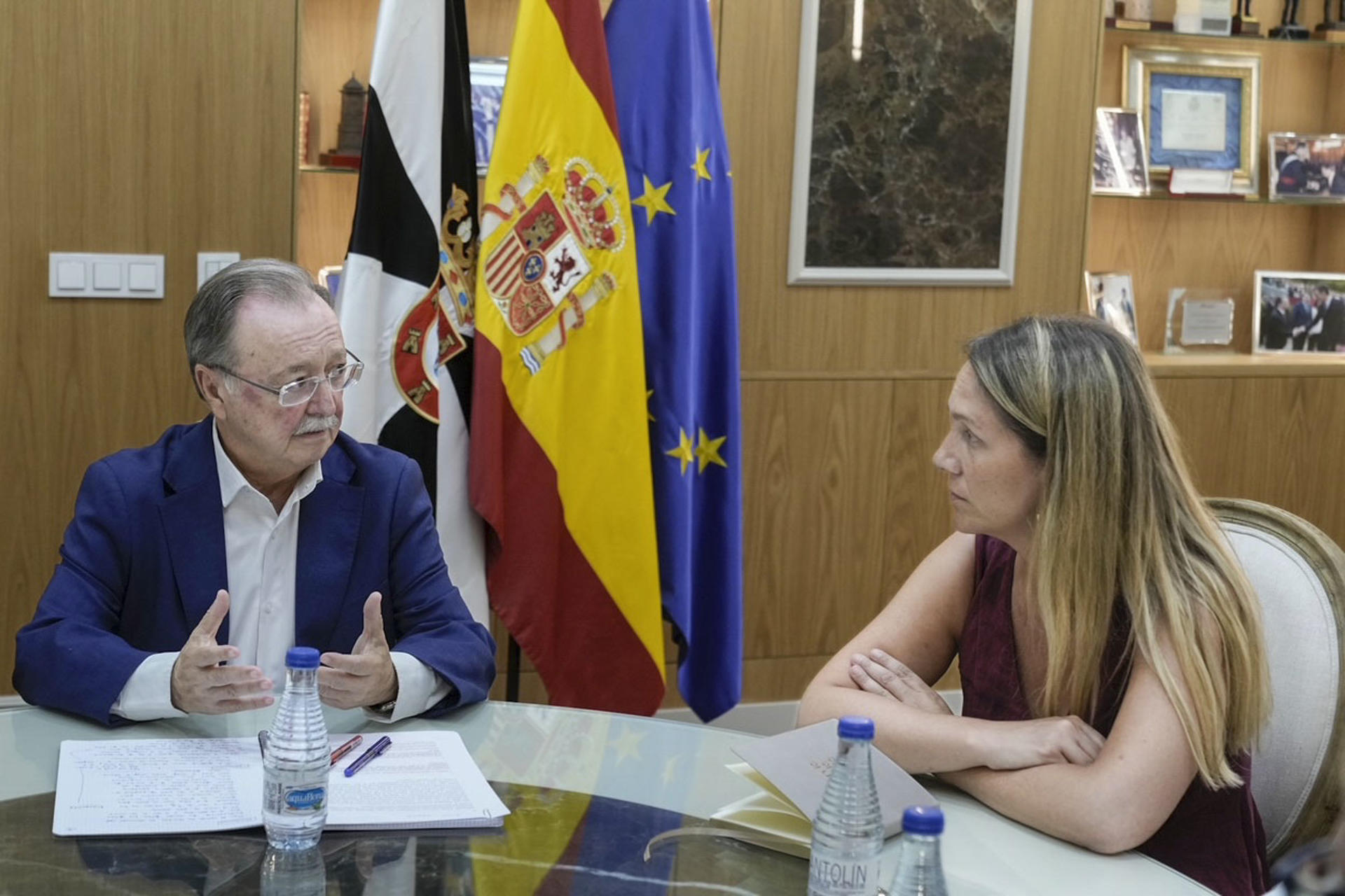CEUTA, 11/08/2026.- La vicesecretaria de Coordinación Sectorial del PP, Alma Ezcurra, conversa con el presidente de Ceuta, Juan Jesús Vivas, durante la reunión mantenida este martes. EFE/Tarek/PP SOLO USO EDITORIAL/SOLO DISPONIBLE PARA ILUSTRAR LA NOTICIA QUE ACOMPAÑA (CRÉDITO OBLIGATORIO)