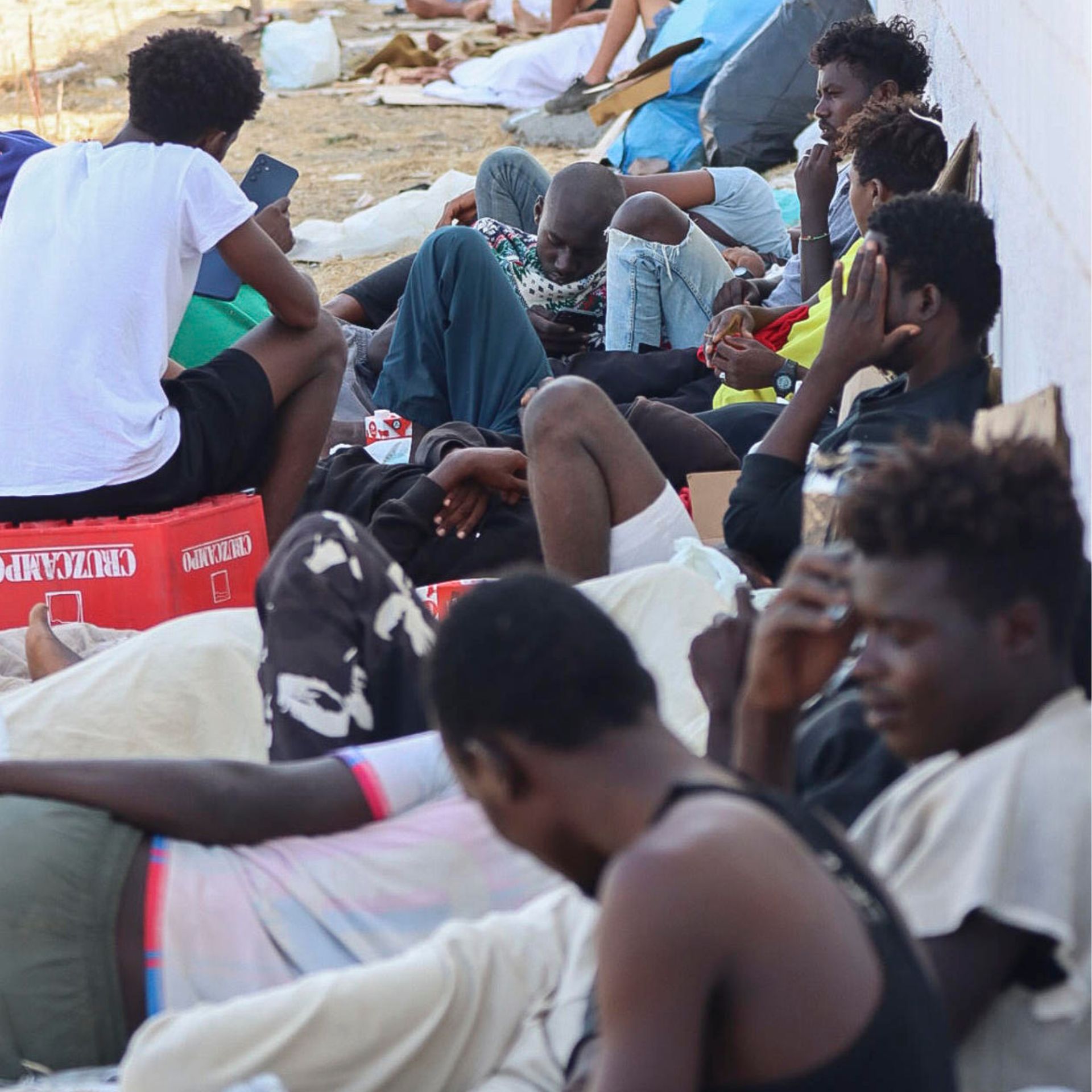 Situación este martes en la playa del Trampolín de Ceuta. Más de un centenar de inmigrantes acampados en la playa del Trampolín, en Ceuta, tras atravesar la frontera de Marruecos el pasado 30 de julio iniciaron el lunes una huelga de hambre para pedir asilo en España y han asegurado que solo buscan "una vida buena". EFE/Reduan