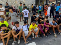 Menores que entraron irregularmente en Ceuta se acumulan desde primeras horas de este viernes a las puertas de la Jefatura Superior de Policía de la ciudad para ser identificados.