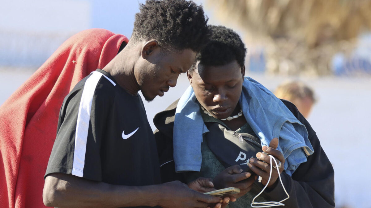 CEUTA, 03/08/2026.- Migrantes en la playa El trampolín  en Ceuta este martes. La frontera del Tarajal que separa Ceuta de Marruecos ha amanecido este martes con tranquilidad ya que no se han registrado nuevos intentos de entrada por el espigón fronterizo, si bien el retorno de personas de forma voluntaria a Marruecos ya se está produciendo con cuentagotas. EFE/Reduán