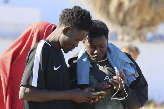 CEUTA, 03/08/2026.- Migrantes en la playa El trampolín  en Ceuta este martes. La frontera del Tarajal que separa Ceuta de Marruecos ha amanecido este martes con tranquilidad ya que no se han registrado nuevos intentos de entrada por el espigón fronterizo, si bien el retorno de personas de forma voluntaria a Marruecos ya se está produciendo con cuentagotas. EFE/Reduán