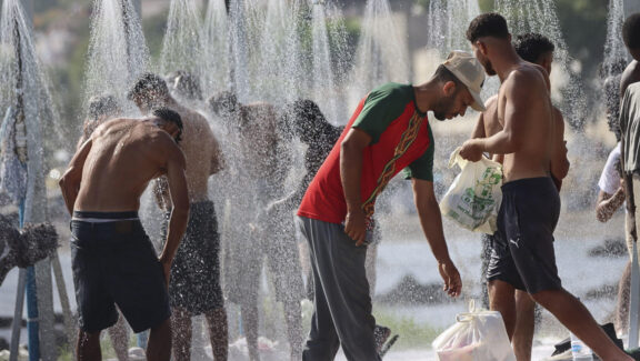 CEUTA, 19/08/2026.- Miles de migrantes siguen viviendo en la playa del Trampolín y en otros lugares de Ceuta al aire libre mientras continúan los trabajos para instalar y acondicionar las carpas que en principio van a acoger a 1.500 personas. EFE/Reduan
