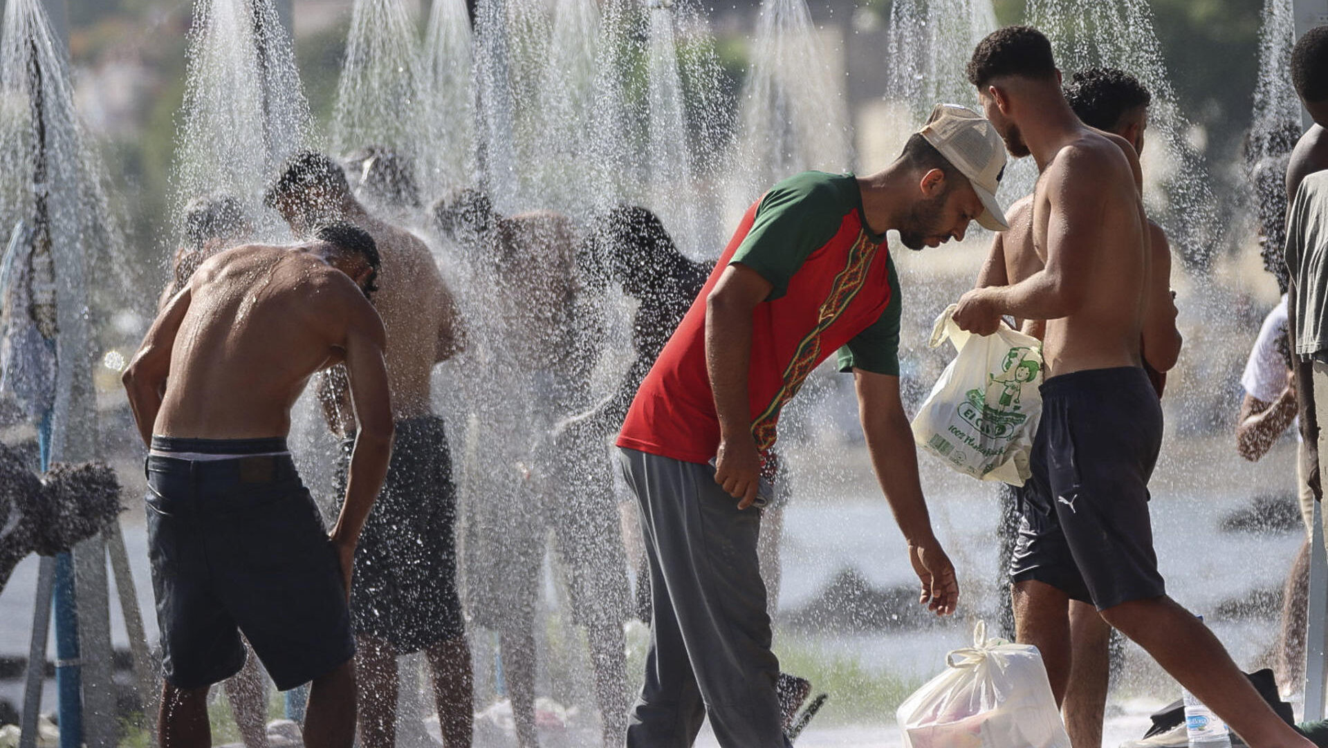 CEUTA, 19/08/2026.- Miles de migrantes siguen viviendo en la playa del Trampolín y en otros lugares de Ceuta al aire libre mientras continúan los trabajos para instalar y acondicionar las carpas que en principio van a acoger a 1.500 personas. EFE/Reduan