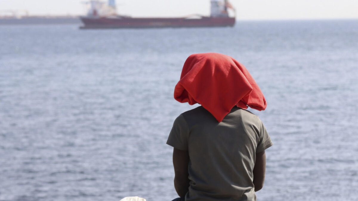 CEUTA, 19/08/2026.- Miles de migrantes siguen viviendo en la playa del Trampolín y en otros lugares de Ceuta al aire libre mientras continúan los trabajos para instalar y acondicionar las carpas que en principio van a acoger a 1.500 personas. EFE/Reduan
