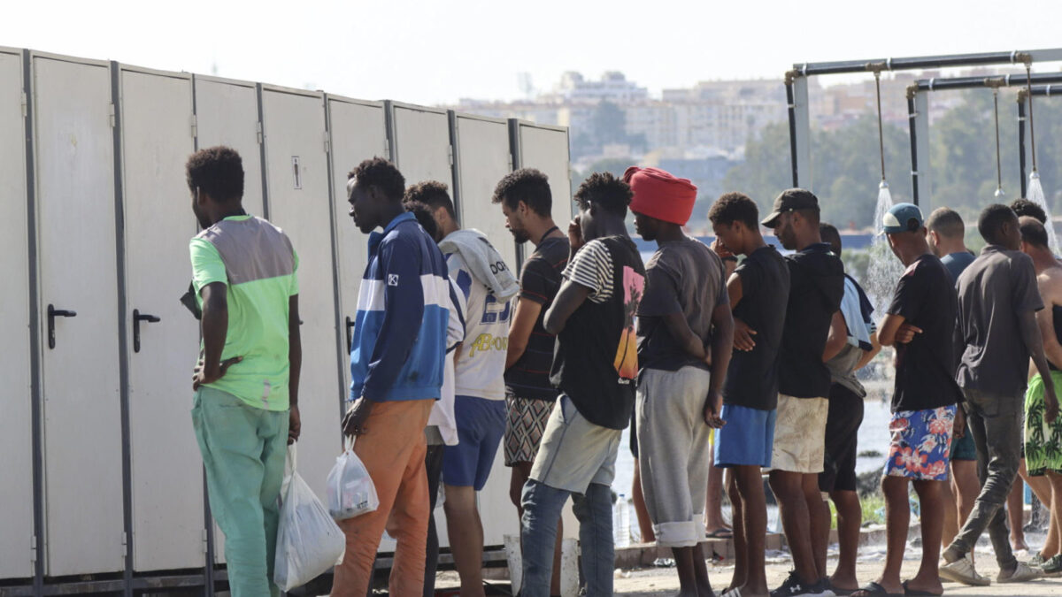 CEUTA, 19/08/2026.- Miles de migrantes siguen viviendo en la playa del Trampolín y en otros lugares de Ceuta al aire libre mientras continúan los trabajos para instalar y acondicionar las carpas que en principio van a acoger a 1.500 personas. EFE/Reduan