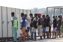 CEUTA, 19/08/2026.- Miles de migrantes siguen viviendo en la playa del Trampolín y en otros lugares de Ceuta al aire libre mientras continúan los trabajos para instalar y acondicionar las carpas que en principio van a acoger a 1.500 personas. EFE/Reduan