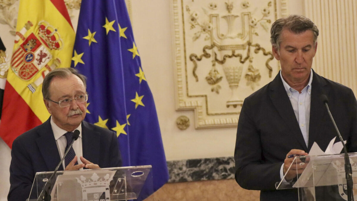 CEUTA, 19/08/2026.- El presidente del PP, Alberto Núñez Feijoó (d), junto al presidente de la Ciudad Autónoma de Ceuta, Juan Jesús Vivas Lara (i), durante su comparecencia ante los medios esta tarde en el Palacio Autonómico de Ceuta, con motivo del líder popular a la ciudad autónoma. Feijóo ha anunciado este miércoles que el PP acudirá al Tribunal Supremo por la ausencia de varios ministros en las comisiones de investigación del Senado, donde tenían que haber explicado por qué Ceuta "fue invadida". EFE/ Reduan
