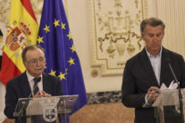CEUTA, 19/08/2026.- El presidente del PP, Alberto Núñez Feijoó (d), junto al presidente de la Ciudad Autónoma de Ceuta, Juan Jesús Vivas Lara (i), durante su comparecencia ante los medios esta tarde en el Palacio Autonómico de Ceuta, con motivo del líder popular a la ciudad autónoma. Feijóo ha anunciado este miércoles que el PP acudirá al Tribunal Supremo por la ausencia de varios ministros en las comisiones de investigación del Senado, donde tenían que haber explicado por qué Ceuta "fue invadida". EFE/ Reduan