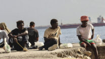 CEUTA, 19/08/2026.- Miles de migrantes siguen viviendo en la playa del Trampolín y en otros lugares de Ceuta al aire libre mientras continúan los trabajos para instalar y acondicionar las carpas que en principio van a acoger a 1.500 personas. EFE/Reduan