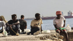 CEUTA, 19/08/2026.- Miles de migrantes siguen viviendo en la playa del Trampolín y en otros lugares de Ceuta al aire libre mientras continúan los trabajos para instalar y acondicionar las carpas que en principio van a acoger a 1.500 personas. EFE/Reduan