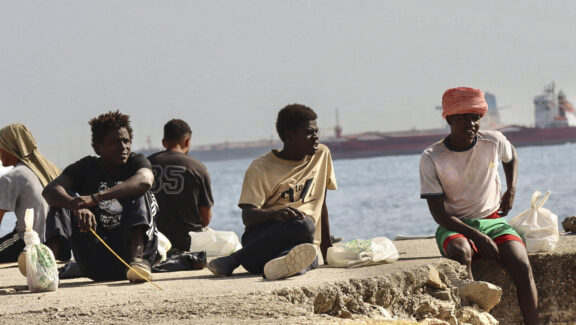CEUTA, 19/08/2026.- Miles de migrantes siguen viviendo en la playa del Trampolín y en otros lugares de Ceuta al aire libre mientras continúan los trabajos para instalar y acondicionar las carpas que en principio van a acoger a 1.500 personas. EFE/Reduan