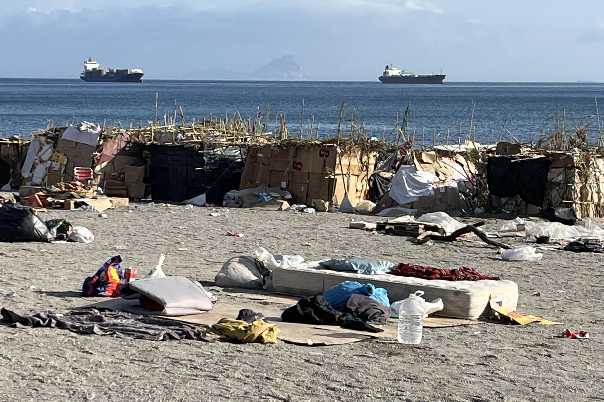 CEUTA, 20/08/2026.- Estado de la playa de El Trampolín de Ceuta este jueves tras el desalojo de los migrantes asentados allí. Cerca de 1.700 migrantes abandonaron este jueves a pie y escoltados por la Policía española la playa de El Trampolín en Ceuta (España), en un dispositivo puesto en marcha para desalojar este asentamiento y trasladar a sus ocupantes a los nuevos recursos temporales de acogida habilitados en distintos puntos de esta ciudad, fronteriza con Marruecos. EFE/ Reduan