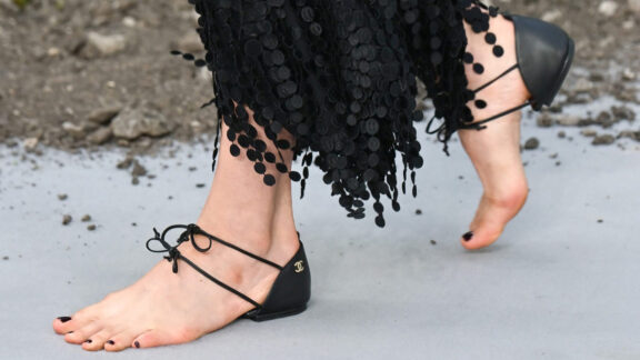 Los zapatos sin suela de Chanel, lucidos por Margaret Qualley.