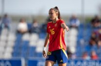 La futbolista del FC Barcelona, Clara Serrajordi, durante un partido con la selección española