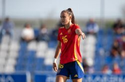 La futbolista del FC Barcelona, Clara Serrajordi, durante un partido con la selección española