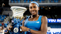 Coco Gauff levantando el trofeo del