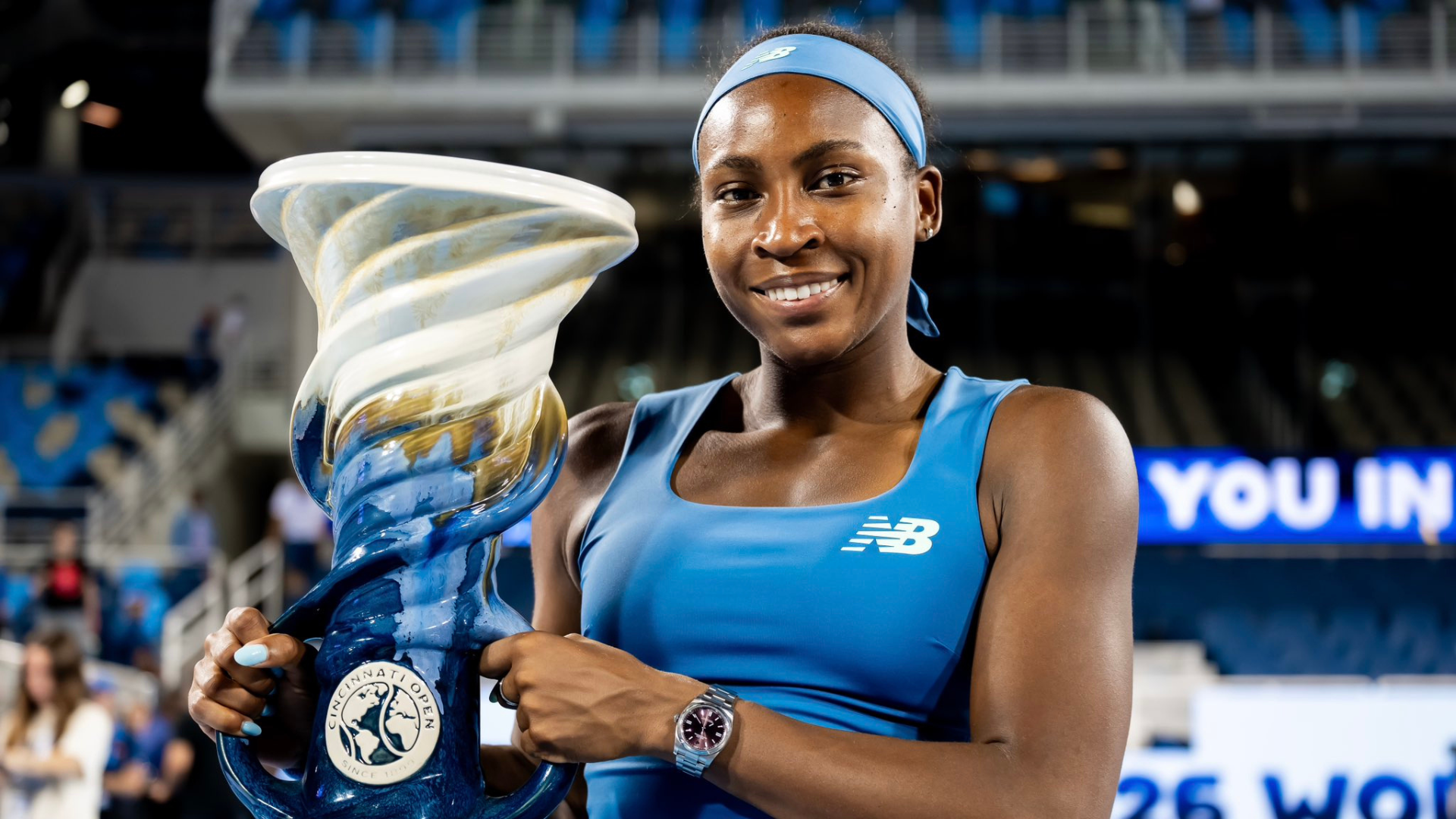Coco Gauff levantando el trofeo del