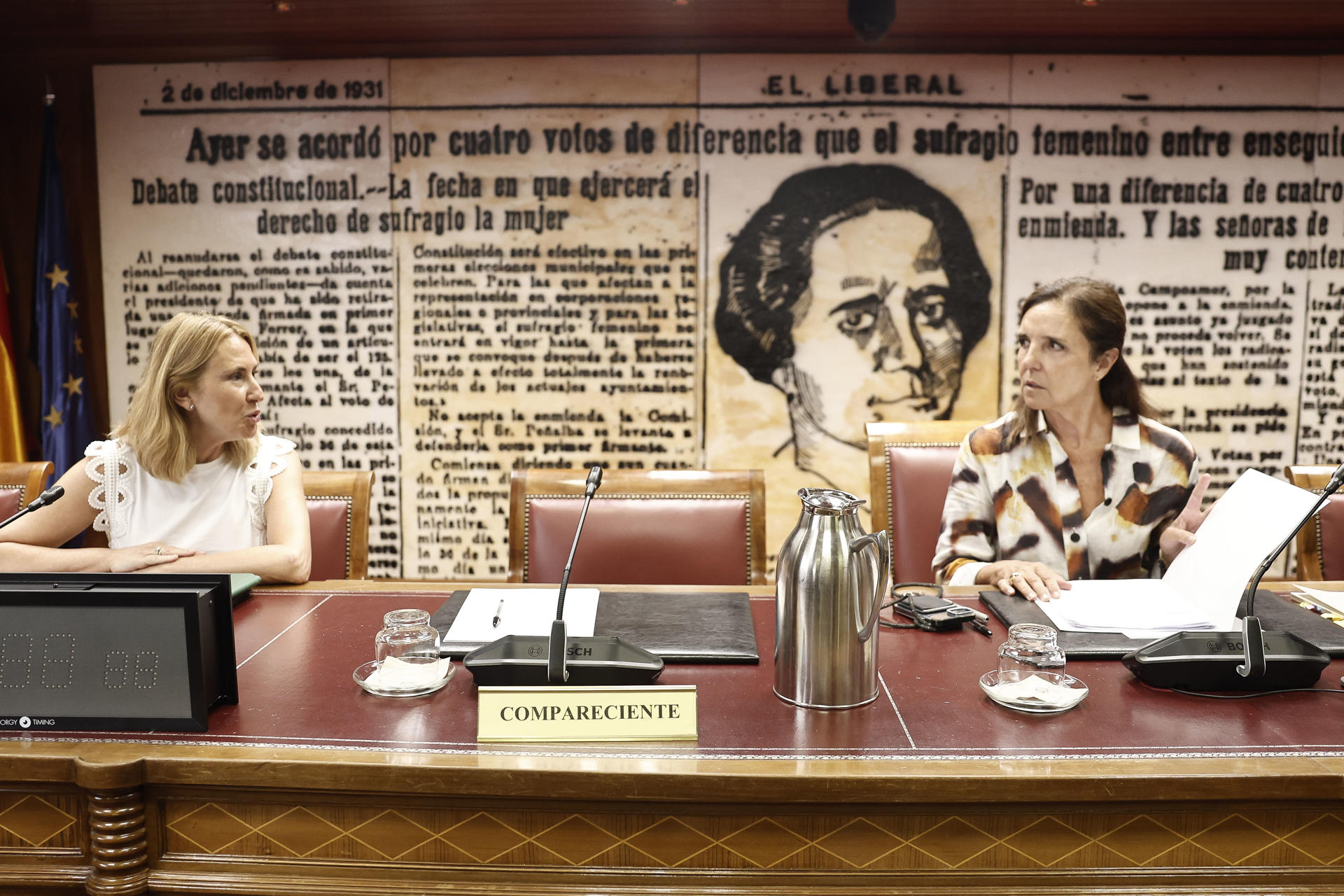 MADRID (ESPAÑA), 17/08/2026.- La presidenta de la Comisión de Asuntos Exteriores, Unión Europea y Cooperación del Senado, Pilar Rojo Noguera (d) junto a la silla vacía reservada para el ministro de Exteriores, José Manuel Albares, para informar este lunes de la acción exterior del Estado en el marco de la crisis migratoria de Ceuta. EFE/ Sergio Pérez