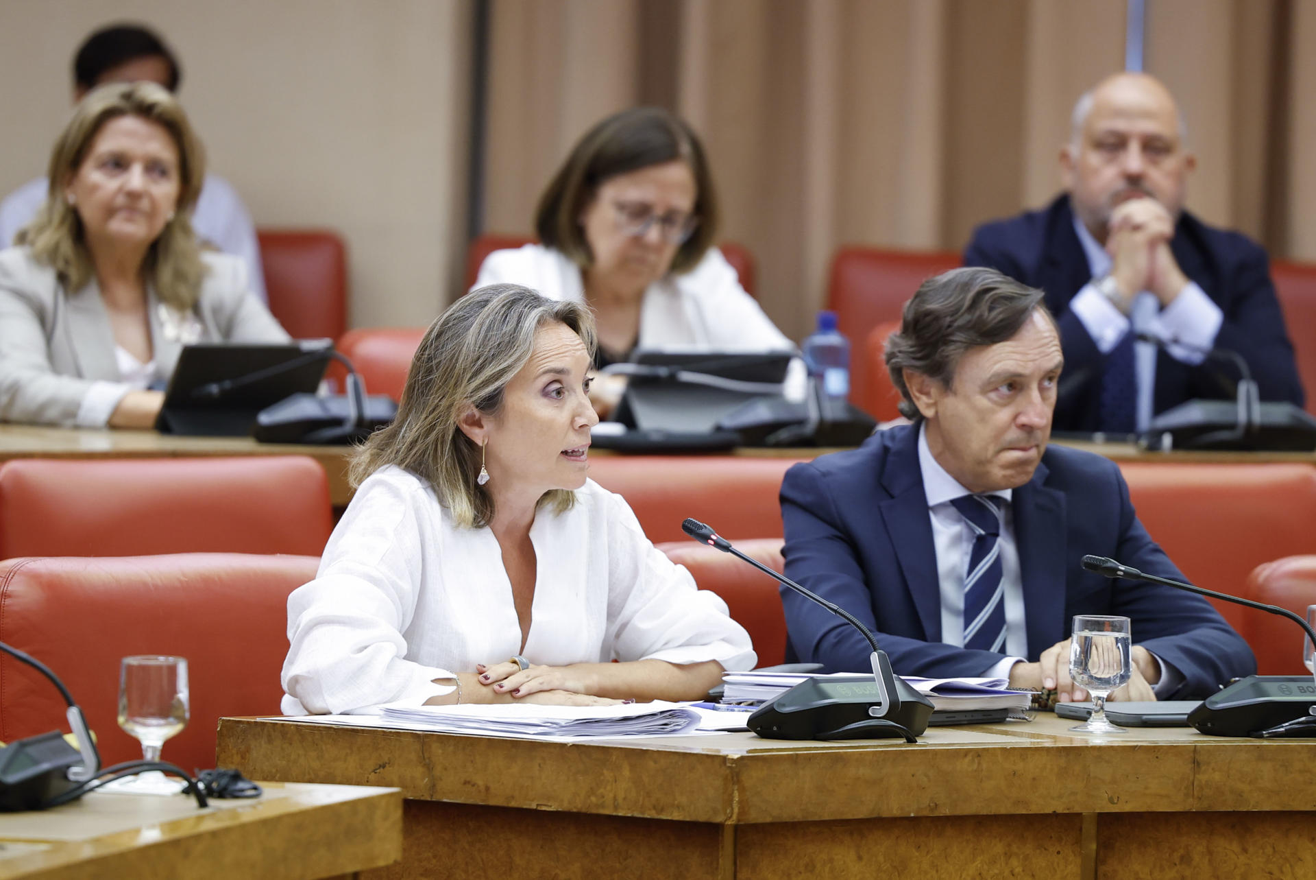 MADRID, 27/08/2026.- Los diputados populares Cuca Gamarra y Rafael Hernando asisten a la comparecencia del ministro de Justicia, Felix Bolaños (no aparece), ante la Comisión de Seguridad del Congreso este jueves para informar de la gestión de la crisis migratoria en Ceuta. EFE/ Mariscal