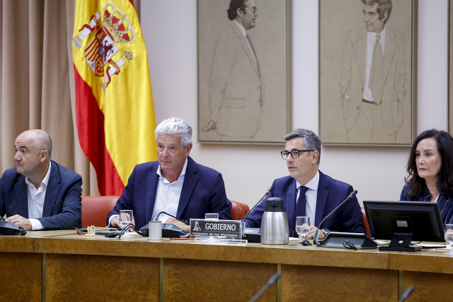 MADRID, 27/08/2026.- El ministro de Justicia, Felix Bolaños (c), sentado entre la presidenta de la Comisión, la popular Edurne Uriarte (d), y el vicepresidente primero, Ricardo Tarno (2i), del PP, comparece este jueves en la Comisión Mixta de Seguridad Nacional del Congreso para informar de la gestión de la crisis migratoria en Ceuta. EFE/ Mariscal