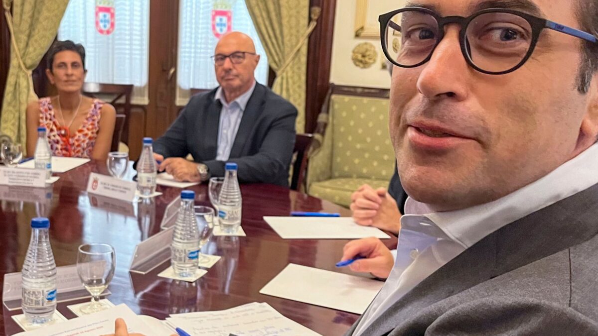 Carlos Cuerpo, durante su reunión con el presidente de Ceuta, Juan Jesús Vivas