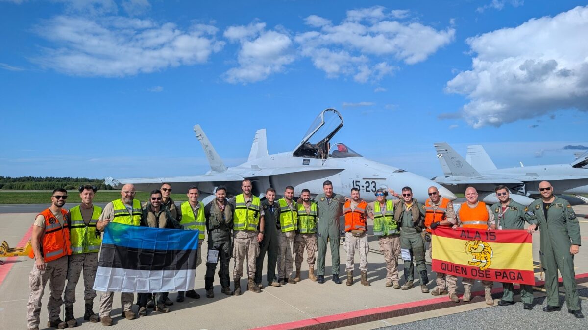 La llegada de los cuatro EF-18M a la Base aérea de Amari