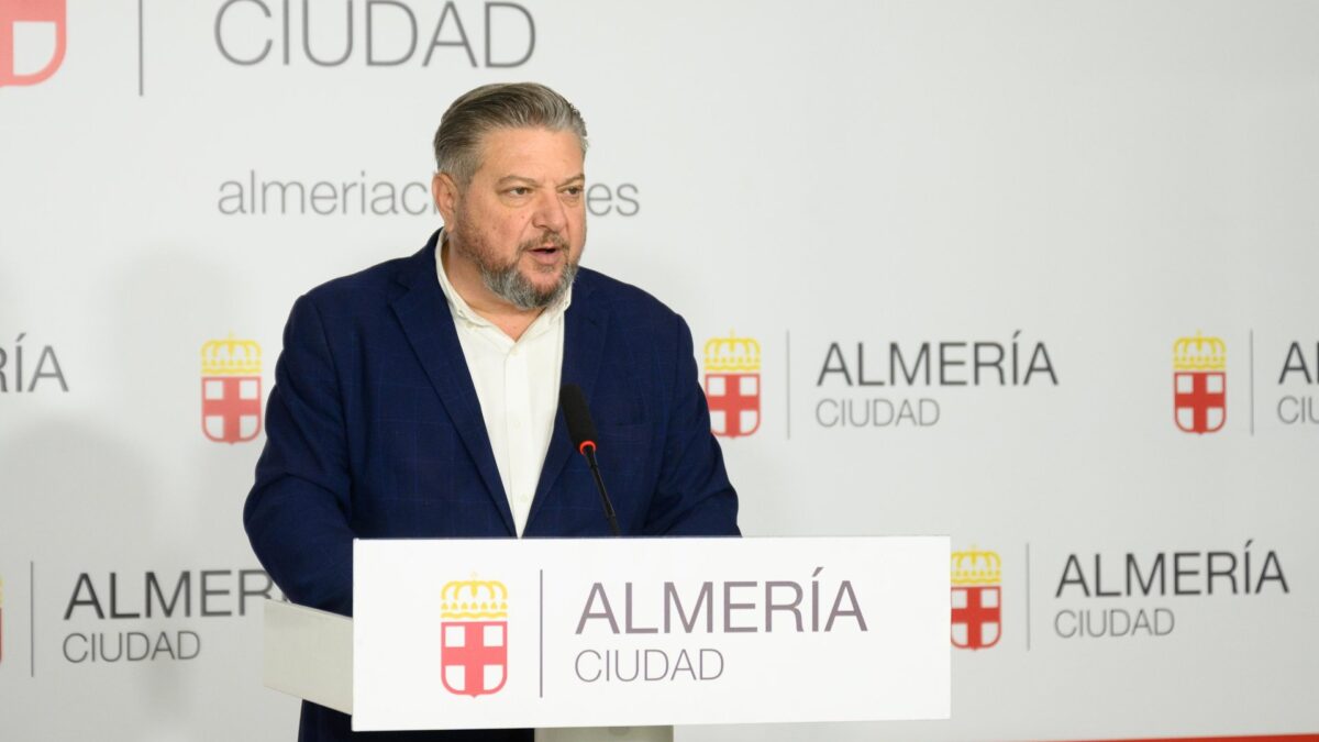 08/01/2024 Dimite el concejal de Cultura de Almería tras dar positivo en alcohol con su coche al salir de la feria. ALMERÍA, 24 (EUROPA PRESS) El concejal de Cultura y Educación del Ayuntamiento de Almería, Diego Cruz, ha anunciado su dimisión tras haber sido denunciado por un delito contra la seguridad vial al dar positivo en un control de alcoholemia la pasada madrugada cuando abandonaba el recinto ferial de la Vega de Acá en el marco de la Feria de Almería. Fuentes municipales y policiales han confirmado a Europa Press que el edil de Cultura arrojó una tasa de 0,75 miligramos de alcohol en aire espirado ante las pruebas a las que fue sometido por parte de la Policía Local de Almería a requirimiento de los agentes de Policía Nacional que lo localizaron. "Ayer cometí un error. Quiero pedir perdón de forma sincera a todos los almerienses, a mis compañeros y a mi familia. Los hechos que tuvieron lugar anoche no tuvieron consecuencias ni materiales ni personales, pero eso no resta gravedad a lo ocurrido", ha trasladado el concejal a través de sus redes sociales. Asimismo, ha afirmado que asume "plenamente" la responsabilidad de sus actos, por lo que "por coherencia y ejemplaridad" va a presentar su dimisión como concejal. "Ser concejal ha sido el mayor honor de mi vida y siempre estaré agradecido por la confianza que depositaron en mí. Afrontaré esta situación con humildad y respeto", ha añadido. Los hechos tuvieron lugar durante la pasada madrugada, cuando el concejal habría abandonado el recinto ferial al volante de su propio vehículo tras haber ingerido alcohol, sentido en el que se topó con un control de Policía Nacional. Conforme a la actuación, por la que no consta detención, los hechos supondrían la comisión de un delito conforme al Código Penal español, que fija el límite objetivo para considerar la alcoholemia un delito penal en 0,60 miligramos por litro en aire espirado. Superar dicha tasa expone al edil al un proc