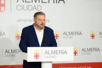 08/01/2024 Dimite el concejal de Cultura de Almería tras dar positivo en alcohol con su coche al salir de la feria. ALMERÍA, 24 (EUROPA PRESS) El concejal de Cultura y Educación del Ayuntamiento de Almería, Diego Cruz, ha anunciado su dimisión tras haber sido denunciado por un delito contra la seguridad vial al dar positivo en un control de alcoholemia la pasada madrugada cuando abandonaba el recinto ferial de la Vega de Acá en el marco de la Feria de Almería. Fuentes municipales y policiales han confirmado a Europa Press que el edil de Cultura arrojó una tasa de 0,75 miligramos de alcohol en aire espirado ante las pruebas a las que fue sometido por parte de la Policía Local de Almería a requirimiento de los agentes de Policía Nacional que lo localizaron. "Ayer cometí un error. Quiero pedir perdón de forma sincera a todos los almerienses, a mis compañeros y a mi familia. Los hechos que tuvieron lugar anoche no tuvieron consecuencias ni materiales ni personales, pero eso no resta gravedad a lo ocurrido", ha trasladado el concejal a través de sus redes sociales. Asimismo, ha afirmado que asume "plenamente" la responsabilidad de sus actos, por lo que "por coherencia y ejemplaridad" va a presentar su dimisión como concejal. "Ser concejal ha sido el mayor honor de mi vida y siempre estaré agradecido por la confianza que depositaron en mí. Afrontaré esta situación con humildad y respeto", ha añadido. Los hechos tuvieron lugar durante la pasada madrugada, cuando el concejal habría abandonado el recinto ferial al volante de su propio vehículo tras haber ingerido alcohol, sentido en el que se topó con un control de Policía Nacional. Conforme a la actuación, por la que no consta detención, los hechos supondrían la comisión de un delito conforme al Código Penal español, que fija el límite objetivo para considerar la alcoholemia un delito penal en 0,60 miligramos por litro en aire espirado. Superar dicha tasa expone al edil al un proc