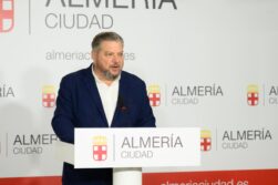 08/01/2024 Dimite el concejal de Cultura de Almería tras dar positivo en alcohol con su coche al salir de la feria. ALMERÍA, 24 (EUROPA PRESS) El concejal de Cultura y Educación del Ayuntamiento de Almería, Diego Cruz, ha anunciado su dimisión tras haber sido denunciado por un delito contra la seguridad vial al dar positivo en un control de alcoholemia la pasada madrugada cuando abandonaba el recinto ferial de la Vega de Acá en el marco de la Feria de Almería. Fuentes municipales y policiales han confirmado a Europa Press que el edil de Cultura arrojó una tasa de 0,75 miligramos de alcohol en aire espirado ante las pruebas a las que fue sometido por parte de la Policía Local de Almería a requirimiento de los agentes de Policía Nacional que lo localizaron. "Ayer cometí un error. Quiero pedir perdón de forma sincera a todos los almerienses, a mis compañeros y a mi familia. Los hechos que tuvieron lugar anoche no tuvieron consecuencias ni materiales ni personales, pero eso no resta gravedad a lo ocurrido", ha trasladado el concejal a través de sus redes sociales. Asimismo, ha afirmado que asume "plenamente" la responsabilidad de sus actos, por lo que "por coherencia y ejemplaridad" va a presentar su dimisión como concejal. "Ser concejal ha sido el mayor honor de mi vida y siempre estaré agradecido por la confianza que depositaron en mí. Afrontaré esta situación con humildad y respeto", ha añadido. Los hechos tuvieron lugar durante la pasada madrugada, cuando el concejal habría abandonado el recinto ferial al volante de su propio vehículo tras haber ingerido alcohol, sentido en el que se topó con un control de Policía Nacional. Conforme a la actuación, por la que no consta detención, los hechos supondrían la comisión de un delito conforme al Código Penal español, que fija el límite objetivo para considerar la alcoholemia un delito penal en 0,60 miligramos por litro en aire espirado. Superar dicha tasa expone al edil al un proc