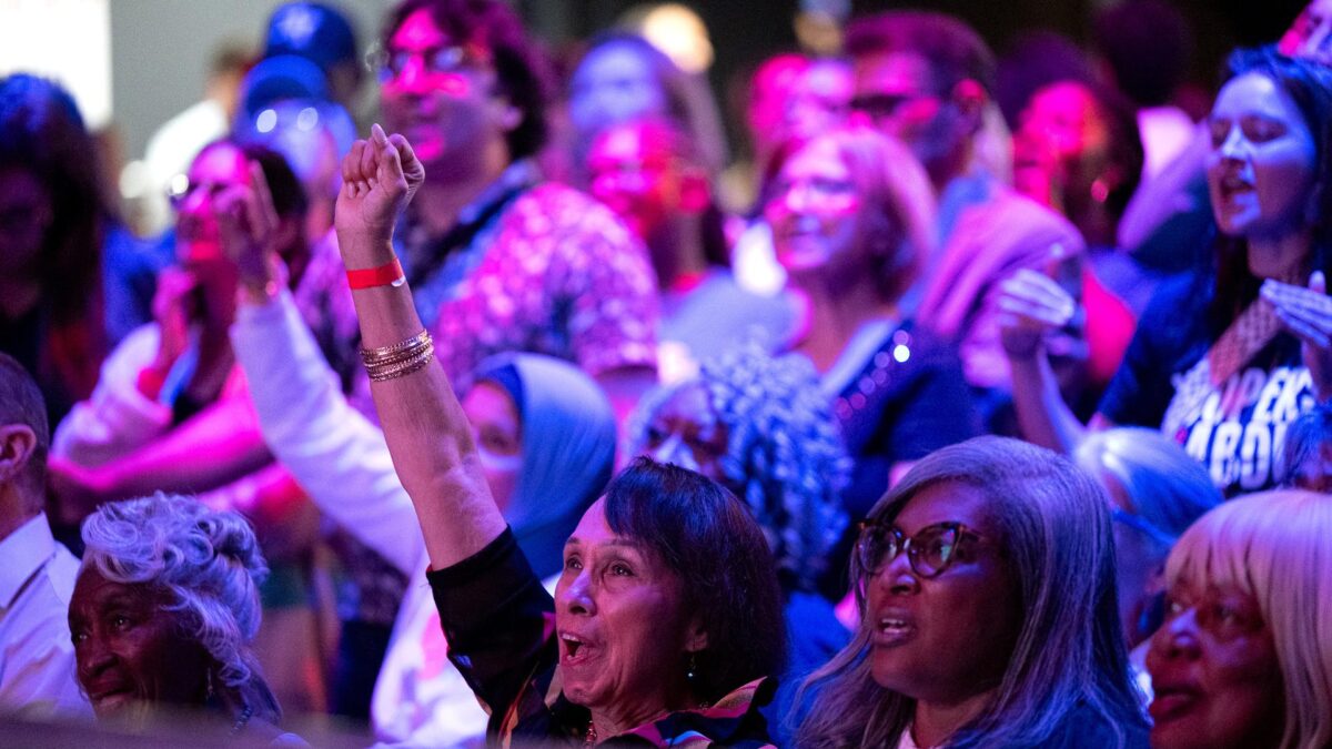 Detroit (United States), 05/08/2026.- Supporters of Democratic Senate candidate from Michigan Abdul El-Sayed wait for the results as they attend his primary election night watch party in Detroit, Michigan, USA, 04 August 2026. (Elecciones) EFE/EPA/DIEU-NALIO CHERY
