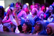 Detroit (United States), 05/08/2026.- Supporters of Democratic Senate candidate from Michigan Abdul El-Sayed wait for the results as they attend his primary election night watch party in Detroit, Michigan, USA, 04 August 2026. (Elecciones) EFE/EPA/DIEU-NALIO CHERY