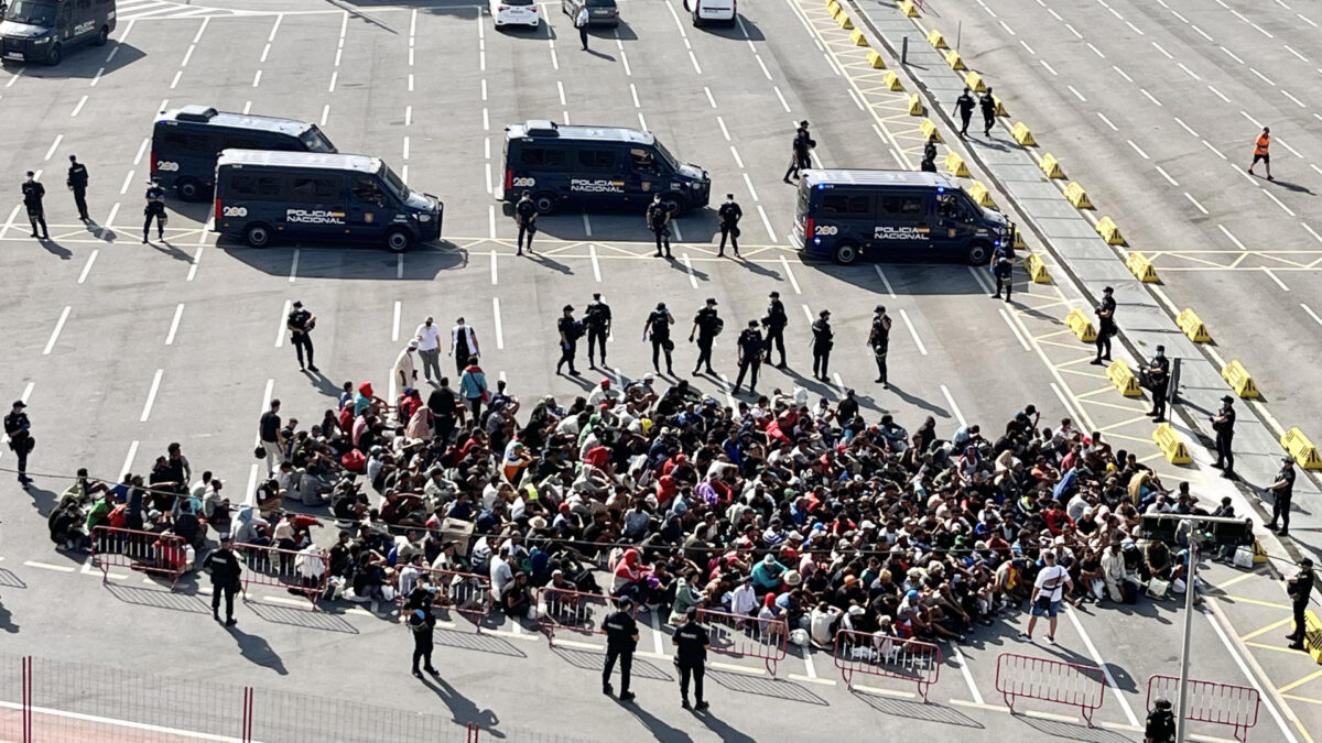 Migrantes aguardan para poder acceder al centro provincial instalado en la zona de 'Loma Colmenar' en Ceuta. EFE/Reduan