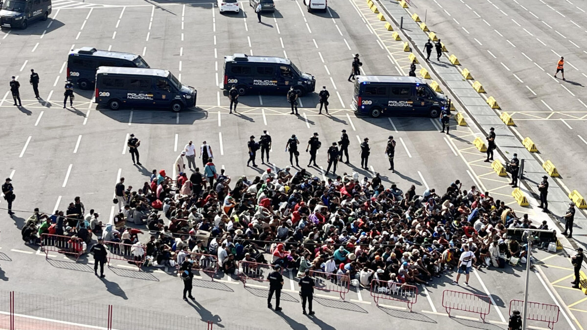 Migrantes aguardan para poder acceder al centro provincial instalado en la zona de 'Loma Colmenar' en Ceuta. EFE/Reduan