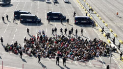 Migrantes aguardan para poder acceder al centro provincial instalado en la zona de 'Loma Colmenar' en Ceuta. EFE/Reduan