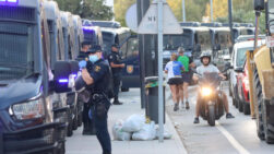 Despliegue policial para el desalojo de migrantes de la playa del Trampolín en Ceuta y su posterior realojo en espacios habilitados este jueves. El Gobierno ha habilitado temporalmente varios espacios para la acogida de 1.800 personas migrantes que se encuentran en situación de calle en la playa del Trampolín y en la zona de Loma Colmenar, en Ceuta, que prevé ampliar progresivamente. EFE/Reduan
