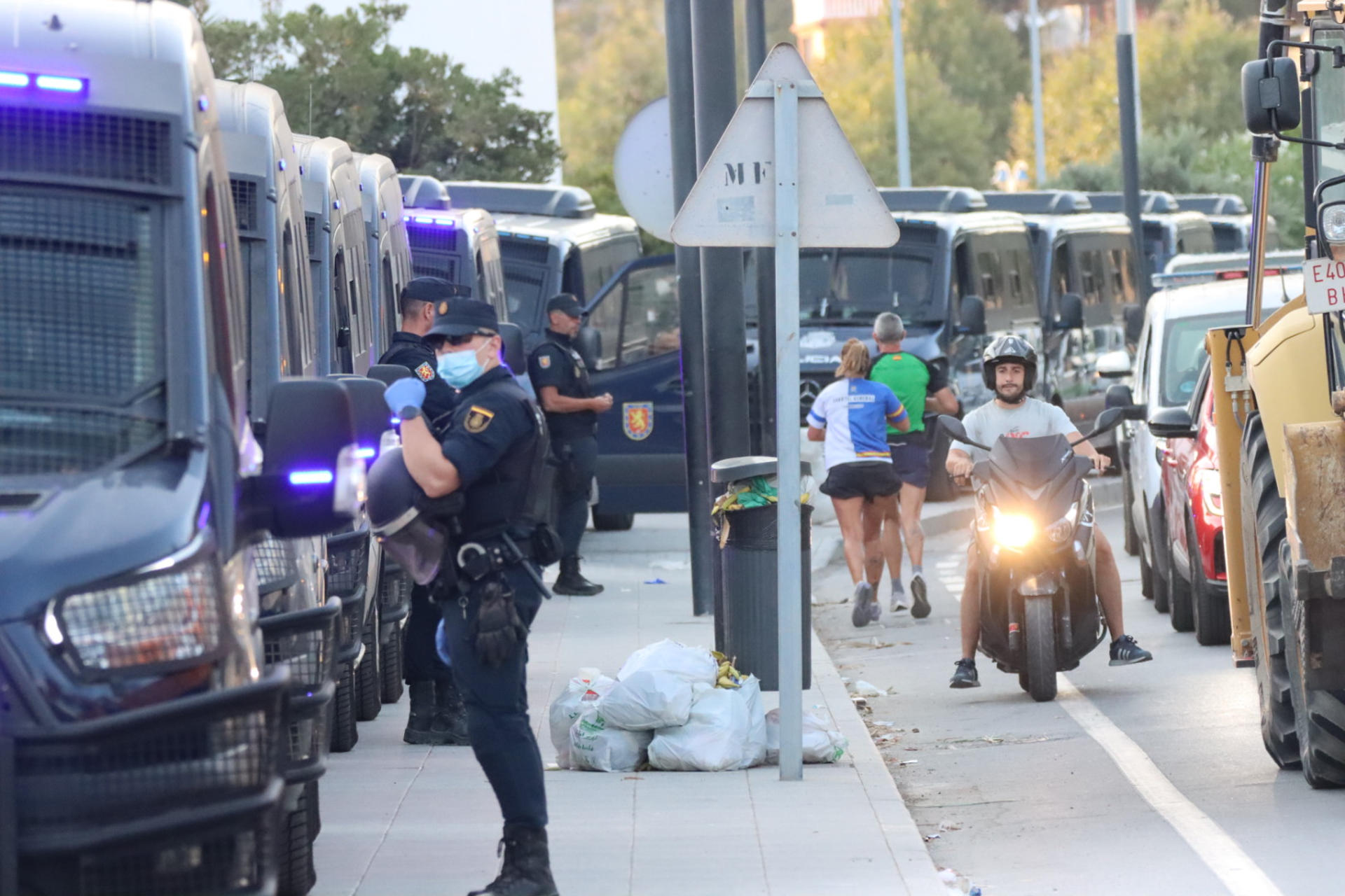 CEUTA, 20/08/2026.- Despliegue policial para el desalojo de migrantes de la playa del Trampolín en Ceuta y su posterior realojo en espacios habilitados este jueves. El Gobierno ha habilitado temporalmente varios espacios para la acogida de 1.800 personas migrantes que se encuentran en situación de calle en la playa del Trampolín y en la zona de Loma Colmenar, en Ceuta, que prevé ampliar progresivamente. EFE/Reduan