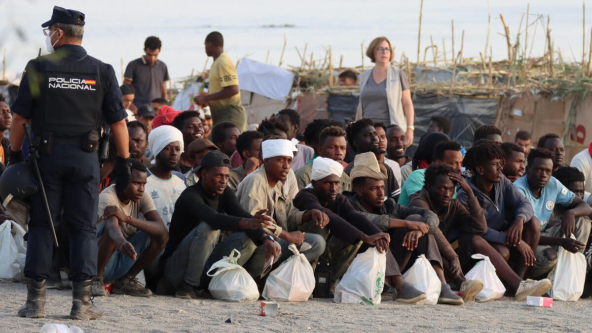 CEUTA, 20/08/2026.- Migrantes son desalojados de la playa del Trampolín en Ceuta tras habilitarse un espacio para su acogida este jueves. El Gobierno ha habilitado temporalmente varios espacios para la acogida de 1.800 personas migrantes que se encuentran en situación de calle en la playa del Trampolín y en la zona de Loma Colmenar, en Ceuta, que prevé ampliar progresivamente. EFE/Reduan