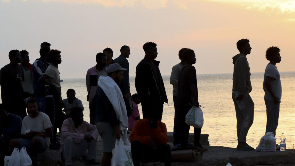 CEUTA, 20/08/2026.- Migrantes son desalojados de la playa del Trampolín en Ceuta tras habilitarse un espacio para su acogida este jueves. El Gobierno ha habilitado temporalmente varios espacios para la acogida de 1.800 personas migrantes que se encuentran en situación de calle en la playa del Trampolín y en la zona de Loma Colmenar, en Ceuta, que prevé ampliar progresivamente. EFE/Reduan